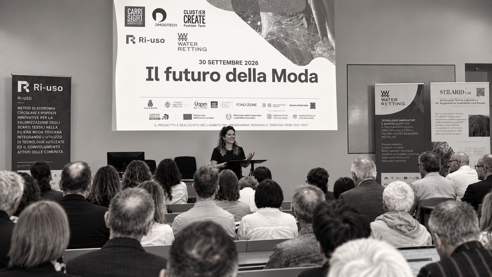 Immagine illustrativa in bianco e nero di una relatrice davanti a un pubblico, rielaborata con AI