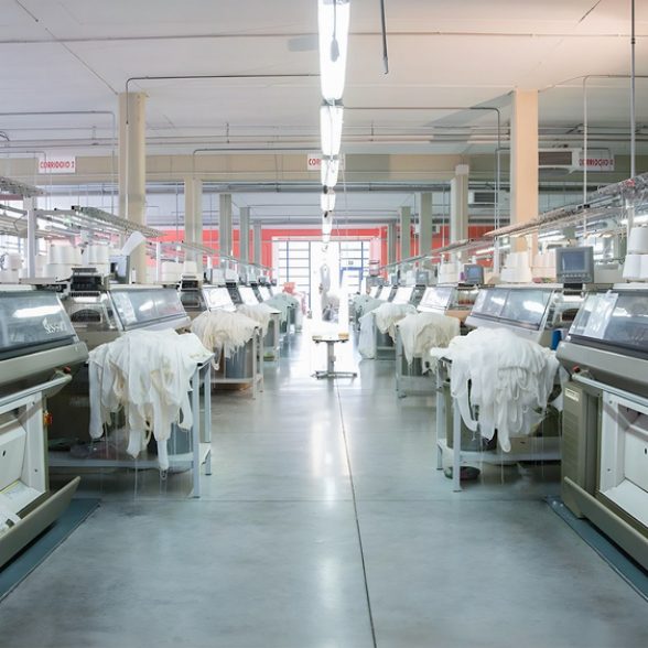 Reparto reale con macchine per maglieria